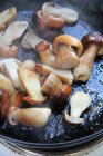 Смажені гриби білих грибів — стокове фото