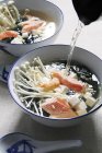Sopa de miso con salmón y champiñones - foto de stock