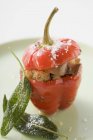 Nahaufnahme von Paprika mit Brot und Pilzfüllung und frittiertem Salbei — Stockfoto