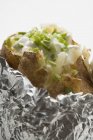 Запечена картопля з кварком і цибулею — стокове фото