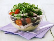 Salade de roquette au poulet, tomates et haricots rouges dans un bol en verre — Photo de stock