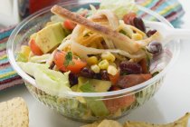Salada mexicana para levar em tigela de plástico — Fotografia de Stock
