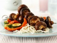 Spicy mushrooms kebabs with pasta — Stock Photo
