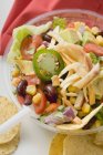 Salade mexicaine dans un bol en plastique — Photo de stock