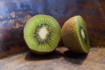 Kiwi maduro a la mitad - foto de stock