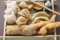 Крупный план азиатских закусок из морепродуктов на блюдечке — стоковое фото