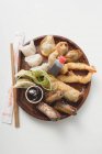 Тарелка азиатских закусок — стоковое фото
