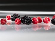 Fresh raspberries and blackberries — Stock Photo