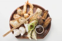 Тарелка азиатских закусок — стоковое фото