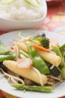Remover las verduras fritas con arroz - foto de stock