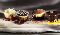 Шоколадные и сливочные тартлеты — стоковое фото