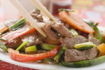 Stir-fried beef with vegetables — Stock Photo