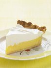 Кусок лимонного пирога с безе — стоковое фото