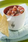 Salsa de tomate en olla con cuchara - foto de stock