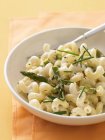 Macaroni and cheese with asparagus — Stock Photo