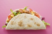Hackfleisch Taco auf rosa — Stockfoto