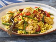 Nahaufnahme Paella mit Garnelen, Reis, Gemüse und Gewürzen — Stockfoto