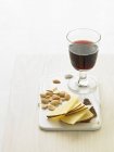Käse und Rotwein — Stockfoto