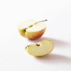 Mitad y cuña de manzana fresca - foto de stock