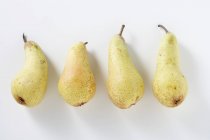 Четыре жёлтые груши — стоковое фото