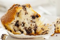 Halb verzehrter Schokoladenchips-Muffin — Stockfoto
