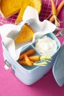 Karottenkuchen im Karton — Stockfoto