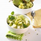Вид крупным планом на зеленый фруктовый салат и цельные фрукты — стоковое фото
