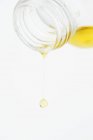 Olio d'oliva sgocciolante da una bottiglia — Foto stock