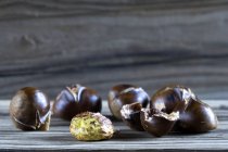 Whole and cracked Roasted chestnuts — Stock Photo