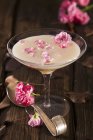 Closeup view of Wine soup with white wine, egg yolks and cream with rose petals — Stock Photo