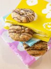 Biscoitos entre papel — Fotografia de Stock