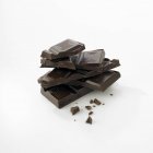 Складені шматочки шоколаду — стокове фото