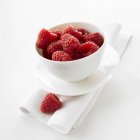Fresh raspberries in bowl — Stock Photo