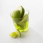 Lime tagliate a fette in vetro — Foto stock
