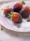 Erdbeeren in dunkle Schokolade getaucht — Stockfoto