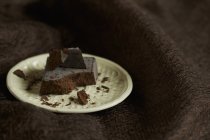 Крупним планом шоколадні шматочки на тарілці — стокове фото