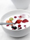 Йогурт зі свіжими ягодами — стокове фото