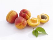 Спелые персики с листьями — стоковое фото