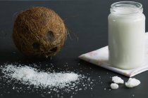 Primo piano vista di una disposizione di cocco con grasso di cocco fatto in casa — Foto stock
