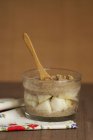 Крупный план тофу со сливками с яблоком — стоковое фото