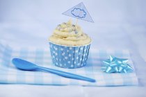 Cupcake à la vanille sur tissu — Photo de stock