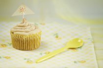 Cupcake de vainilla vegana - foto de stock