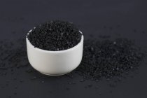 Черная соль в миске — стоковое фото