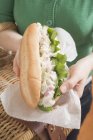 Frau mit Thunfisch-Sandwich — Stockfoto