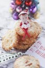 Рождественское печенье с орехами — стоковое фото