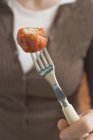 Comido albóndigas en tenedor - foto de stock