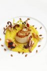 Primo piano vista di capesante fritte e calamari sulla crema di olive — Foto stock