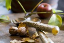 Грецкие орехи и столовые приборы с яблоком — стоковое фото