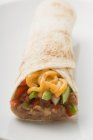 Burrito mit Käse und Avocado — Stockfoto