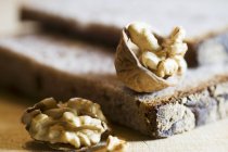 Ореховый хлеб и грецкие орехи — стоковое фото